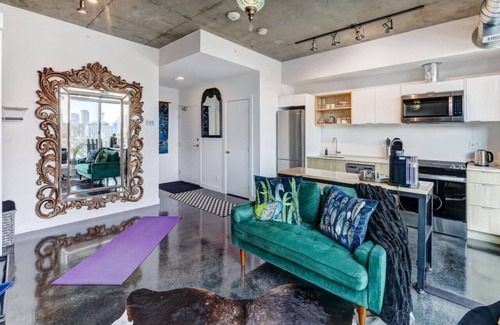 Connaught Condominio | Stylish Studio: Skyline Views & Luxe Comforts