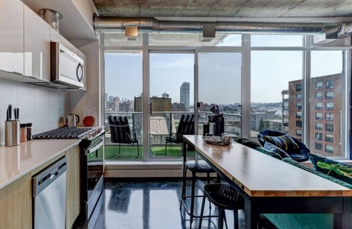 Connaught Condominio | Stylish Studio: Skyline Views & Luxe Comforts