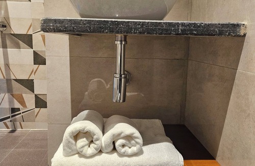 Panch Batti Apartamento | Stylish studio with wi-fi, pantry, coffee, and central location.