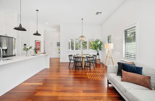 Bayswater Casa | Stylish Suburban Getaway: Spacious & BBQ in Bayswater