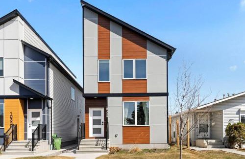 Jasper Place Casa | Stylish Suite-NearWEM-4 Bed-Central