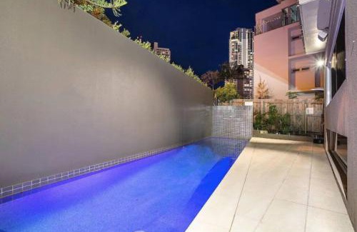 Surfers Paradise Villa | Stylish Surfers Paradise Haven 4BR4B Stunning Pool 2
