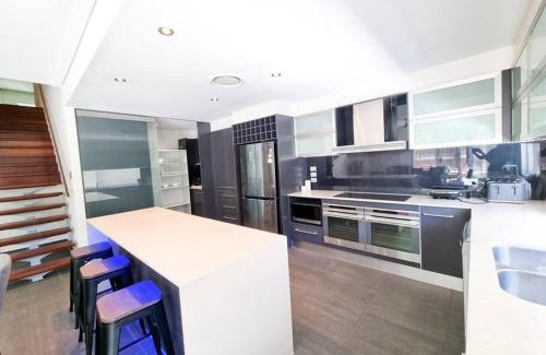 Surfers Paradise Villa | Stylish Surfers Paradise Haven 4BR4B Stunning Pool 2