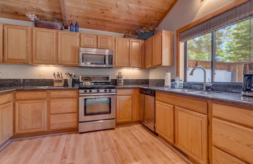 Talmont Cabina | Modern 3BR Tahoe Cabin w/Hot Tub