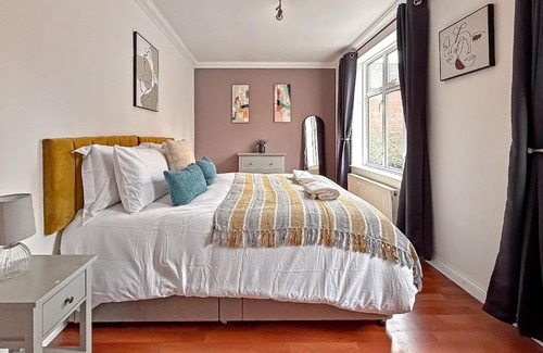 Rickmansworth Apartamento | Stylish Town Centre Apartment, ALLOCATED FREE PARKING SPACE, RICKMANSWORTH HIGH STREET, Modern Decor, Juliet Balcony, Walking Distance to Rickmansworth Station Metropolitan Line