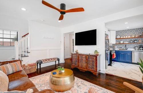Mahncke Park Casa | Stylish townhome, prime location, pet friendly