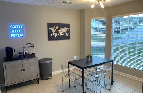 Riverdale Casa | Stylish Townhouse near Downtown Atlanta / Airport