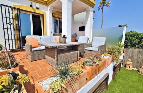 Bahia de Casares Casa | Elegante casa de pueblo, vistas al mar y clima, A 10 minutos a pie de la playa y piscina