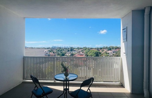 Burwood Apartamento | Stylish Two Bedroom Apartment Burwood Sydney close to everything, Free parking