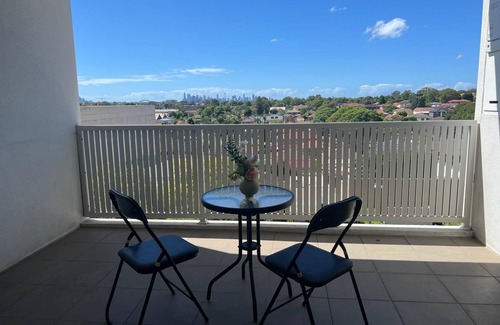 Burwood Apartamento | Stylish Two Bedroom Apartment Burwood Sydney close to everything, Free parking