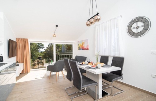 Presika Apartamento | Stylish Two Bedroom Apartment in Labin - Two Bedroom Apartment with Terrace