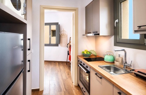 Pyrgos Apartamento | Stylish two bedroom apartment with outdoor Hot Tub and private parking