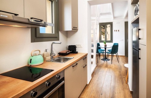 Pyrgos Apartamento | Stylish two bedroom apartment with outdoor Hot Tub and private parking