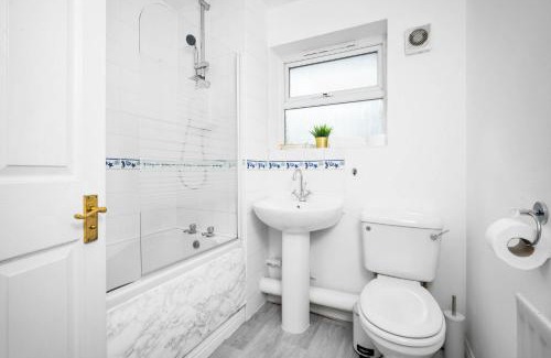 Birmingham Casa | Stylish Two Bedroom House - Parking - Garden 55H