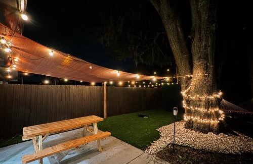 Lake Magdalene Casa | Stylish Urban Haven, Cozy, Central