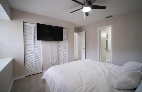 Lake Magdalene Casa | Stylish Urban Haven, Cozy, Central