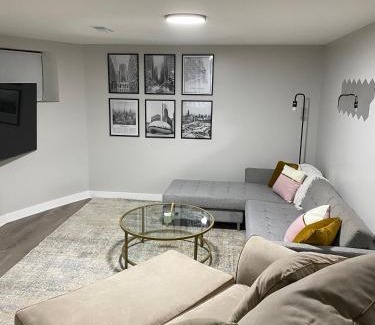 Bronzeville Apartamento | Stylish Urban Retreat 3 Bedroom Newly Remodeled
