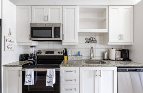Rutledge Hill Apartamento | Stylish urban retreat at Sentral SoBro in the heart of Nashville!