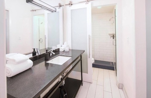 Venice Hotel | Stylish Venice Stay w/ Balcony Overlooking the Ocean | Rooftop | Free Breakfast