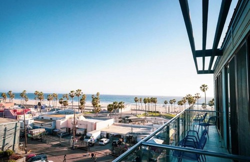 Venice Hotel | Stylish Venice Stay w/ Balcony Overlooking the Ocean | Rooftop | Free Breakfast
