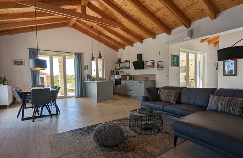 Bale Villa | Villa elegante con piscina en las afueras de la ciudad medieval de Bale para 6