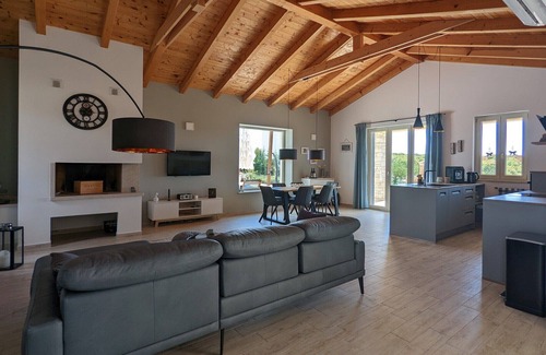Bale Villa | Villa elegante con piscina en las afueras de la ciudad medieval de Bale para 6