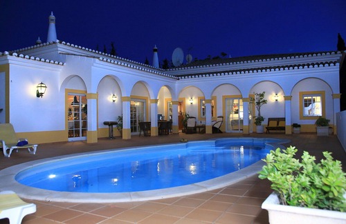 Portimao Villa | Elegante villa con piscina privada a solo 10 minutos a pie del pueblo y la playa.