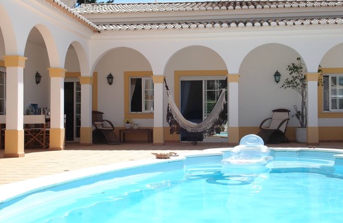 Portimao Villa | Elegante villa con piscina privada a solo 10 minutos a pie del pueblo y la playa.