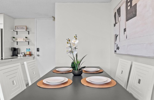 Diamond Head - Kapahulu - St. Louis Condominio | Stylish Waikiki 1-Bedroom, Just Steps from the Beach!