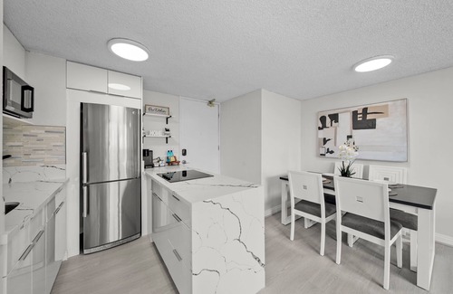 Diamond Head - Kapahulu - St. Louis Condominio | Stylish Waikiki 1-Bedroom, Just Steps from the Beach!