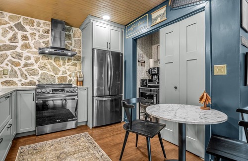 Lake Lure Condominio | Stylish waterfront 2 bedroom condo in Rumbling Bald at Lake Lure