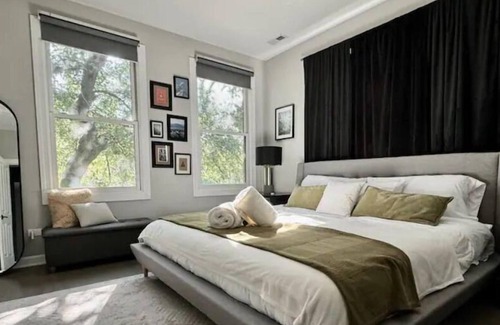 Wicker Park Casa | Stylish Wicker Park Home with Garage