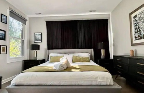 Wicker Park Casa | Stylish Wicker Park Home with Garage