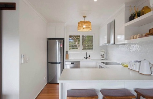 Smiths Beach Casa | Stylish Zen Bungalow w/ Firepit + Walk to Beach!