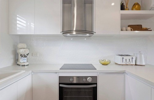 Smiths Beach Casa | Stylish Zen Bungalow w/ Firepit + Walk to Beach!