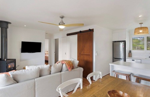 Smiths Beach Casa | Stylish Zen Bungalow w/ Firepit + Walk to Beach!