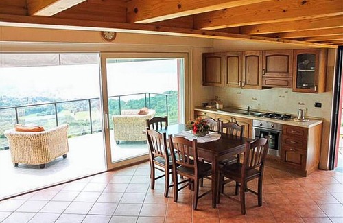 Poppino Apartamento | apartamento elegantemente amueblado en una residencia con piscina y unas vistas al lago
