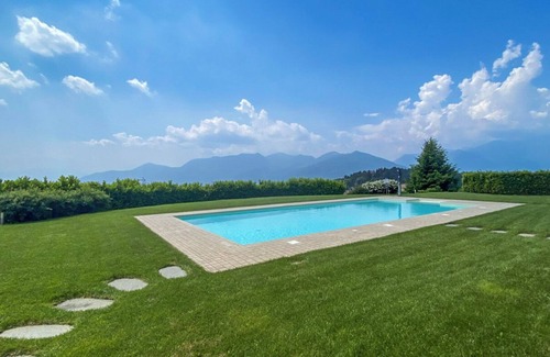 Poppino Apartamento | apartamento elegantemente amueblado en una residencia con piscina y unas vistas al lago