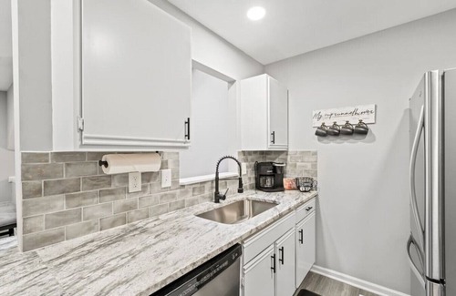 Overland Park Casa | Stylishly Remodeled Mid-Term Rental in Overland Park, Kansas: Your Modern Retreat Awaits!