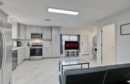 Lakeview  Jefferson County Casa | Stylishly Remodeled 2-Bedroom home in Orangefield
