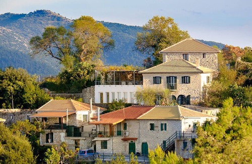 Kavallos Villa | Elegante villa de piedra reformado con vistas al mar