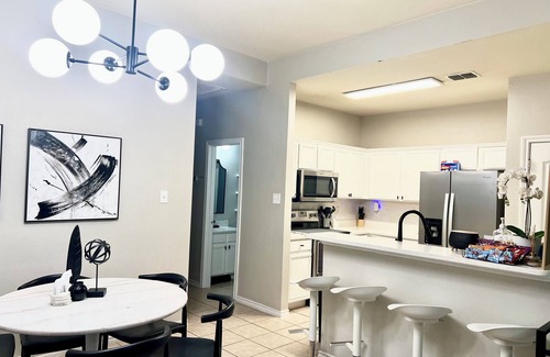 South Arlington Casa | Stylist home ~free 5 mins park & walk to AT&T Stadium