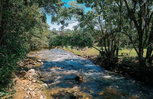 Antonio Carlos Cabina | Suíte com cachoeira no quintal