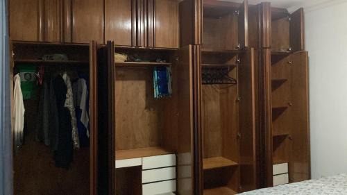 Florianopolis Casa | Suíte privativa com cama Queen em casa ampla e confortável em casa compartilhada