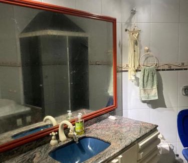 Florianopolis Casa | Suíte privativa com cama Queen em casa ampla e confortável em casa compartilhada
