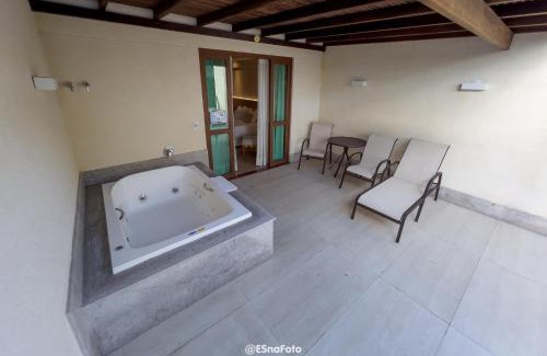 Pedra Azul Apartamento | Suíte Vista Azul - Banheira com vista Pedra Azul
