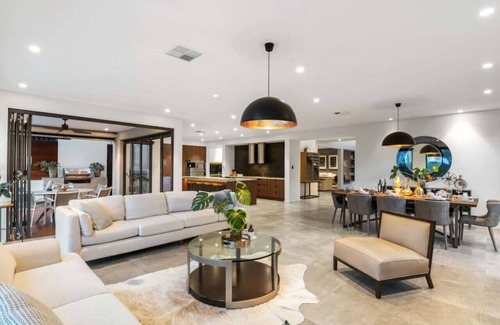 Rochedale Casa | Sublime Contemporary Designer Villa w/Pool