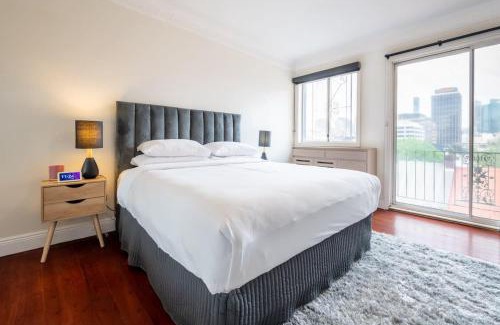 Woolloomooloo Casa | Sublime Locale with Skyline Views from Courtyard
