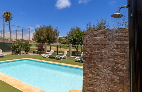 Caleta de Fuste Villa | Villa sustancial con piscina privada y jardines del campo de golf