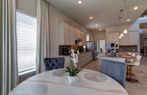 Clodine Casa | Suburb quiet & majestic mansion